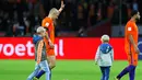 Gelandang Belanda, Arjen Robben bersama anaknya usai pertandingan melawan Swedia pada kualifikasi Piala Dunia 2018 di stadion Arena, Amsterdam (10/10). Dua gol yang dicetak Robben gagal mengantar Der Oranje lolos. (AP Photo/Peter Dejong)