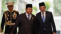 Kunjungan ini sekaligus menjadi momen penting mempererat hubungan kedua negara setelah tujuh tahun tidak melaksanakan Annual Consultation. (Yasuyoshi CHIBA/AFP)