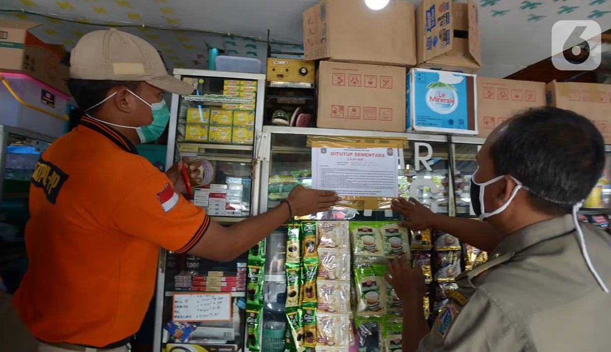 Segel penutupan sementara dipasang di salah satu tempat makan di Pasar Pramuka, Jakarta, Kamis (24/9/2020). Upaya mencegah penularan virus corona terus dilakukan dengan merazia penggunaan masker dan tempat usaha makan yang masih melayani makan di tempat. (merdeka.com/Imam Buhori)