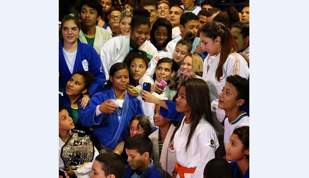 Ronda Rousey hadir di sekolah judo Instituto Recao, Brazil, untuk menyerahkan sabuk juara UFC sebagai kenang-kenangan. (Instagram)