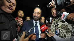 Surya Paloh (tengah) tiba di gedung KPK, Jakarta, (23/10/2015). Ia akan menjalani pemeriksaan sebagai saksi terkait penanganan korupsi dana bantuan sosial, Dana Bagi Hasil, dan penyertaan modal Pemprov Sumut. (Liputan6.com/Helmi Afandi)