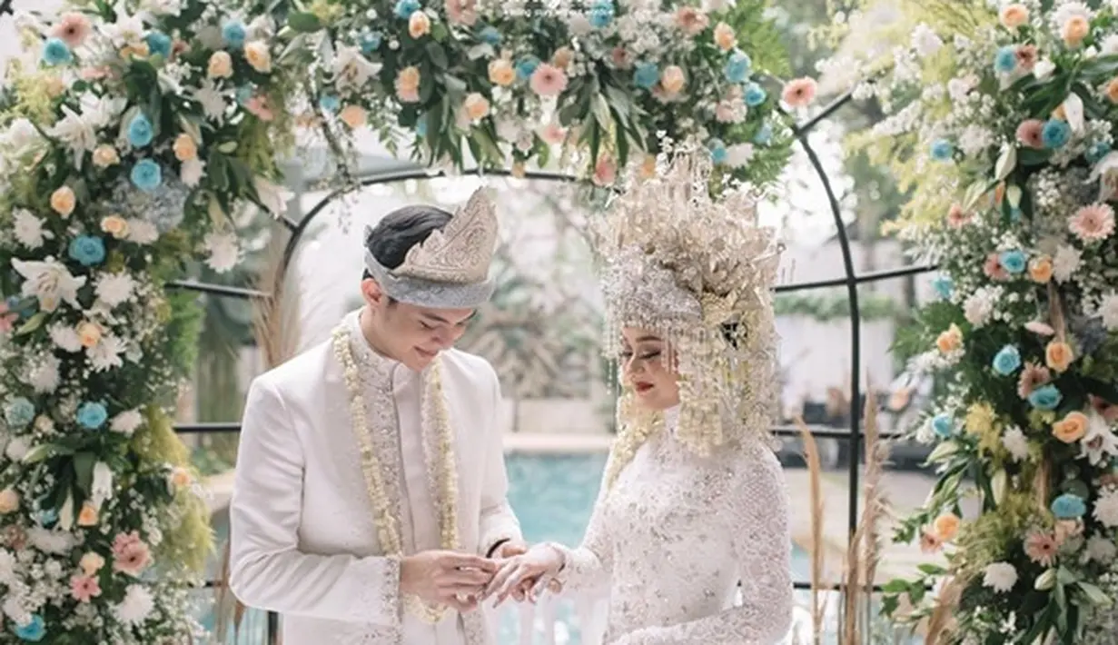 Akui Masih Malu-Malu, Ini 6 Momen Mesra Dinda Hauw dan Rey Mbayang Usai Menikah (sumber: Instagram.com/rey_mbayang)