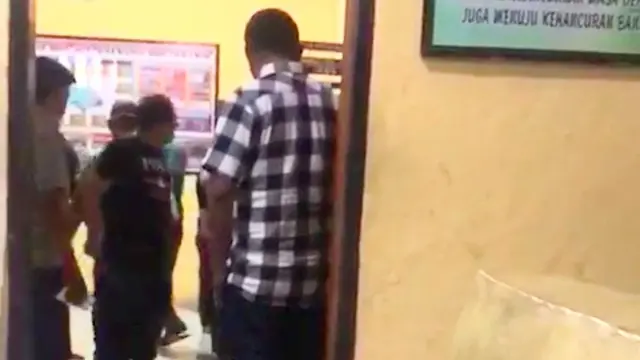 Afif, ditenangkan polisi ketika mengamuk di Polres Kulisusu Barat, Kabupaten Buton Utara.(Liputan6.com/Ahmad Akbar Fua)