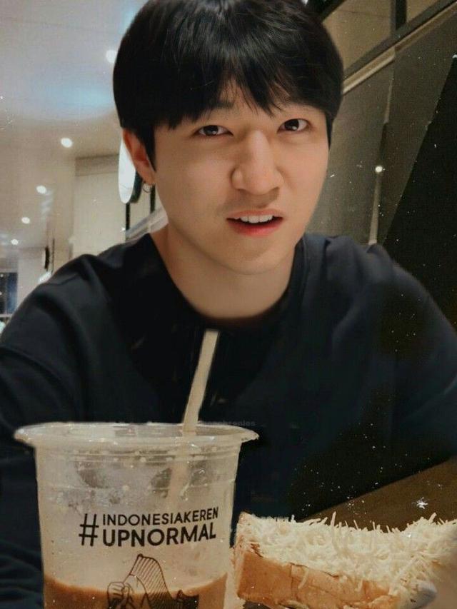 6 Editan Foto Idol K-Pop Lagi Nongkrong di Kafe Ini Bikin Halu