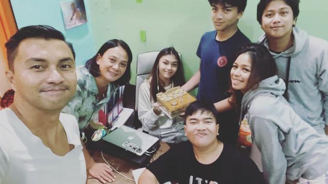 6 Potret Hangat Anjasmara dan Dian Nitami Bersama Dua Anaknya, Harmonis Banget