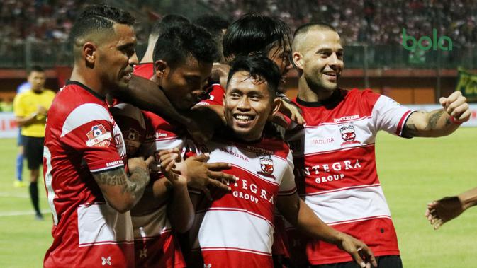 Andik Vermansah mencetak gol untuk Madura United melawan Arema FC di Stadion Gelora Madura, Pamekasan, Sabtu (20/7/2019). (Bola.com/Aditya Wany)