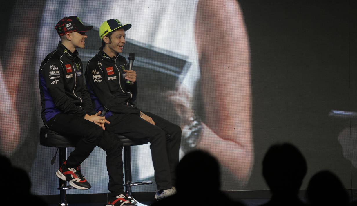 Pebalap Monster Energy Yamaha, Valentino Rossi dan Maverick Vinales saat peluncuran motor baru untuk MotoGP 2019 di Hotel Four Season, Senin (4/2). Motor baru tersebut diharapkan bisa mengangkat performa Yamaha. (Bola.com/Okie Prabhowo)