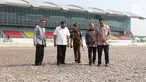 Gubernur DKI Jakarta, Anies Baswedan (kanan) melihat kondisi lapangan berkuda saat meninjau Jakarta International Equestrian Park Pulomas, Kamis (2/8). JIEPP akan menjadi venue tiga cabang equestrian Asian Games 2018. (Liputan6.com/Helmi Fithriansyah)