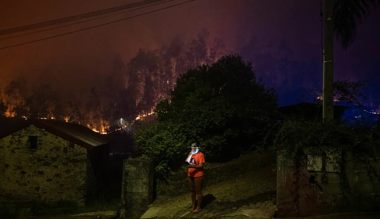 Polisi menutup jalan, termasuk jalan tol panjang yang menghubungkan Ibu Kota Lisbon dan Porto serta mengevakuasi sejumlah desa. (Patricia DE MELO MOREIRA/AFP)