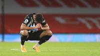 Pemain Newcastle United, Joelinton, tertunduk lesu usai ditaklukkan Arsenal pada laga Liga Inggris di Stadion Emirates, Senin (18/1/2021). Arsenal menang dengan skor 3-0. (Adam Davy/Pool via AP)