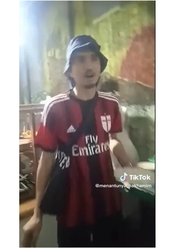 6 Potret Duta Sheila On 7 Makan di Warteg, Tampil Santai Pakai Jersey Bola