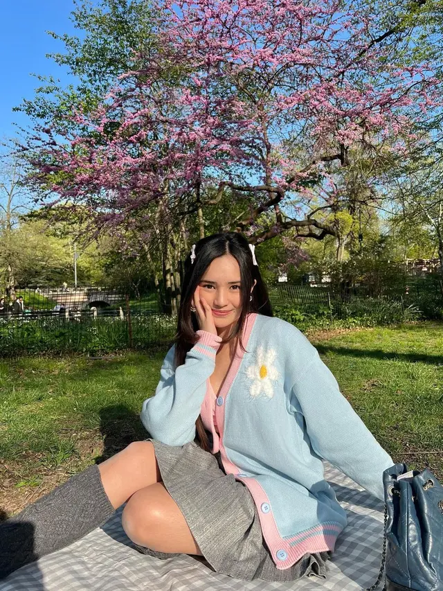 10 Inspirasi Soft Girl Outfit ala Artis, dari Jennie BLACKPINK, Wonyoung IVE,  hingga Beby Tsabina