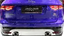 Tampilan body belakang Jaguar F-Pace yang merupakan jenis SUV pertama yang diluncurkan Jaguar. Jaguar F-PACE ini memiliki kecepatan maksimal hingga 250 km/jam, lebih kencang ketimbang mobil juara dunia Rally Dakar 2016 (200 km/jam). (Bola.com/Arief Bagus)