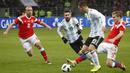 Striker Rusia, Aleksandr Kokorin, menekel gelandang Argentina, Giovani Lo Celso, pada laga persahabatan jelang Piala Dunia 2018 di Stadion Luzhniki, Moskow, Sabtu (11/11/2017). Rusia kalah 0-1 dari Argentina. (AP/Pavel Golovkin)