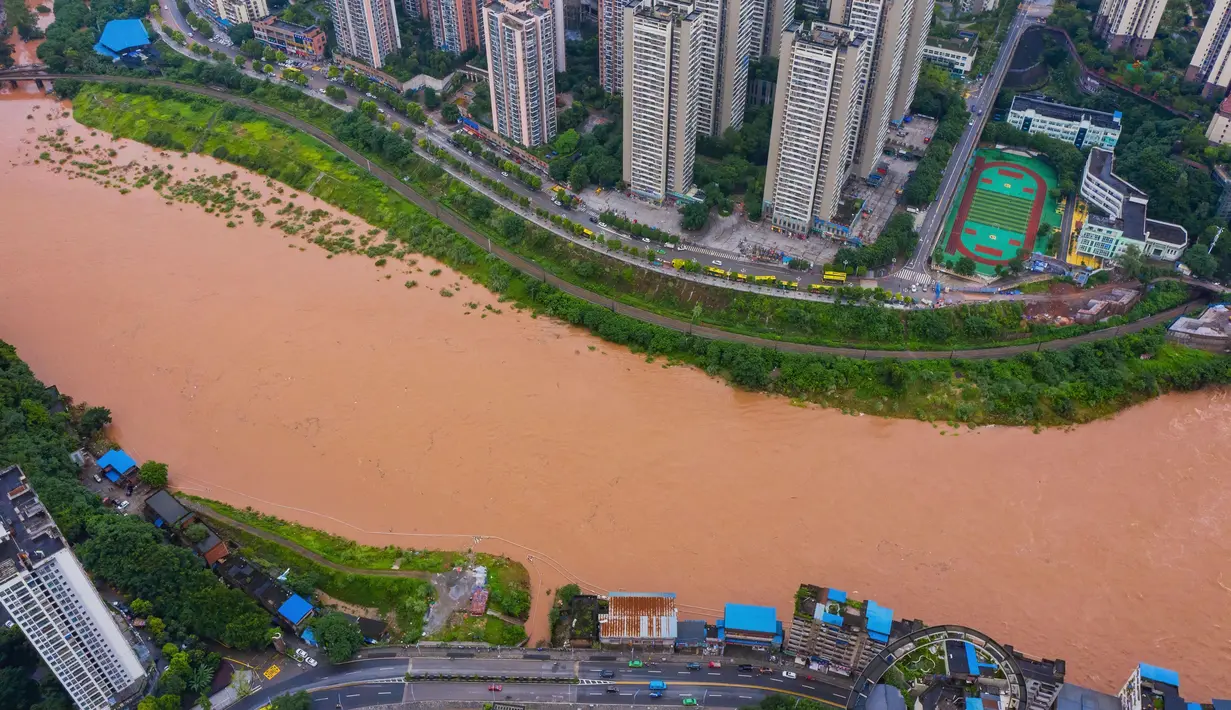 Kondisi banjir di Distrik Qijiang, Kota Chongqing, China barat daya (1/7/2020). Di Distrik Qijiang, Kota Chongqing, guyuran hujan telah menyebabkan peningkatan debit air ke sungai-sungai di daerah pusat kota, dan beberapa pagar pengaman di sepanjang sungai rusak oleh derasnya arus air. (Xinhua/Chen