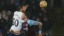 Gelandang Tottenham Hotspur, Rodrigo Bentancur (kiri) berebut bola dengan penyerang Burnley, Wout Weghorst selama pertandingan lanjutan Liga Inggris di Stadion Turf Moor, Inggris, Kamis (24/2/2022). Burnley menang tipis atas Tottenham 1-0. (AFP/Nigel Roddis)