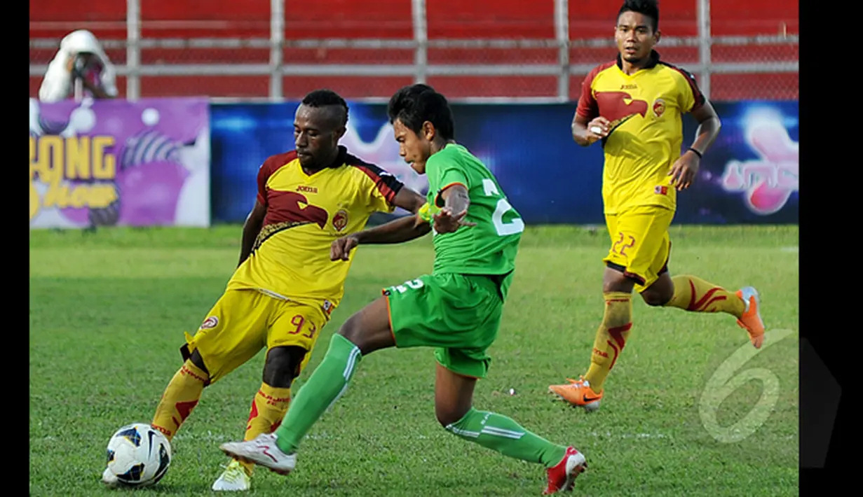 Pemain tengah Sriwijaya FC, Yohanis Nabar (kiri) berusaha melewati Fandi Eko Utomo (Persebaya)  saat laga SCM Cup 2015 di Stadion H Agus Salim, Padang, Rabu (21/1/2015). Sriwijaya FC bermain imbang dengan Persebaya (1-1). (Liputan6.com/Johan Tallo)
