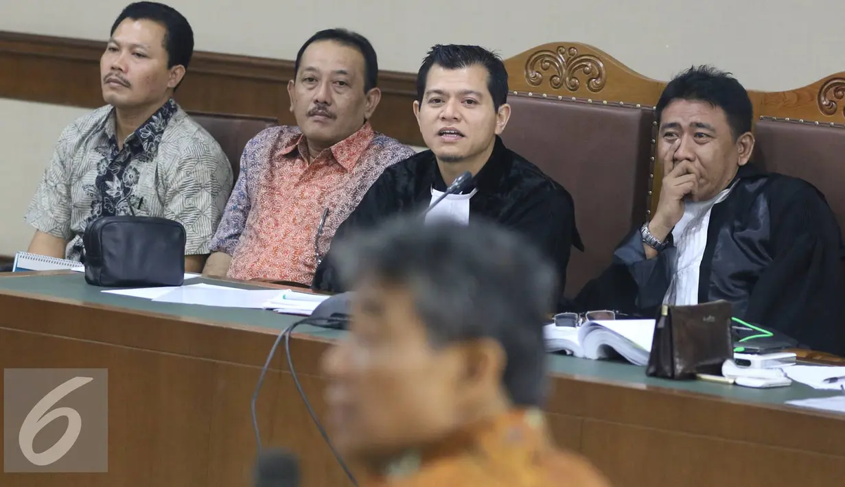 Kuasa hukum PT. PT Brantas Abipraya saat mendengarkan keterangan saksi Kepala Kejati DKI Jakarta, Sudung Situmorang saat sidang di Pengadilan Tipikor, Jakarta, Rabu (3/8). (Liputan6.com/Immanuel Antonius)