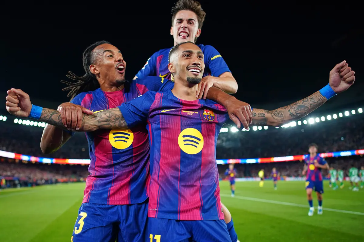 Skuad Barcelona merayakan gol Raphinha ke gawang Real Betis di pekan ke-37 Liga Spanyol 2025/2026 di Camp Nou, Senin (18/05/2026) dini hari WIB.