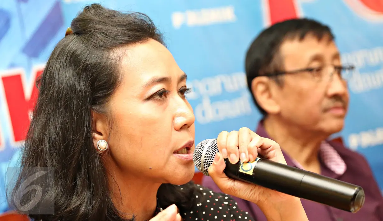 Pakar Hypnoterapi Dewi P Faeni menjadi pembicara pada diskusi bertema Mencari Sang Pembunuh di Jakarta, Sabtu (30/1). Diskusi itu membahas perkembangan kasus kopi sianida dengan tersangka Jessica Kumala Wongso. (Liputan6.com/Immanuel Antonius)