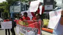 Sejumlah jurnalis yang tergabung dari Forum Wartawan Pemprov dan DPRD Jateng Semarang berorasi saat melakukan aksi unjuk rasa di Jalan Pahlawan Semarang, Jumat ( 5/4). Para jurnalis ini mengajak masyarakat supaya lebih selektif dalam menyaring informasi menjelang Pemilu 2019. (Liputan6.com/Gholib)