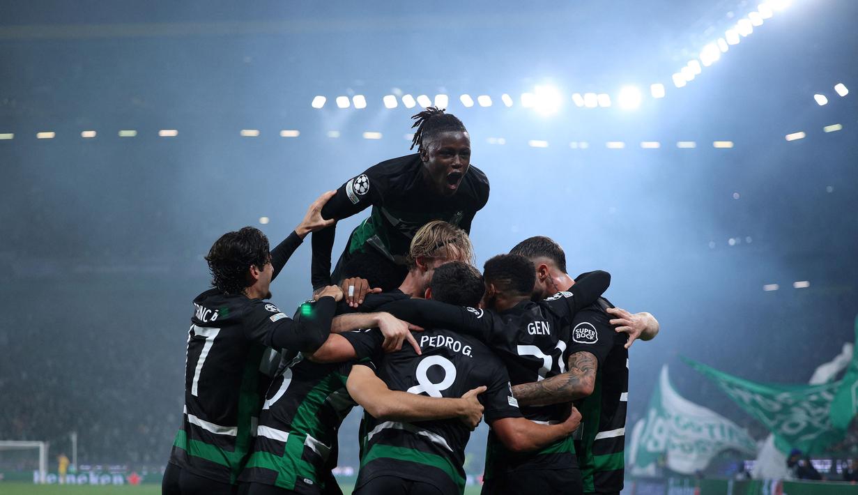 Sejumlah pemain Sporting CP melakukan selebrasi setelah setelah Viktor Gyokeres mencetak gol ke gawang Manchester City pada laga Liga Champions 2024/2025 di Jose Alvalade, Lisbon, Portugal, Rabu (06/11/2024) WIB. (AFP/Filipe Amorim)