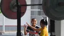 Sejumlah anak tengah berbincang saat pelatihan angkat besi di Padepokan Gajah, sebuah akademi swasta di Pringsewu, Kabupaten Lampung, Sumatera Selatan (7/11). (AFP Photo/GOH Chai Hin)