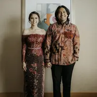 Dalam acara tunangan tersebut Clairine Clay begitu anggun dibalut kebaya merah buatan desainer Cynthia Tan yang juga merupak desainer gaun pernikahan Jessica Iskandar. Instagram clairineclay
