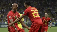 Bek Belgia, Vincent Kompany, merayakan gol bunuh diri yang dilakukan gelandang Brasil, Fernandinho, pada laga perempat final Piala Dunia di Kazan Arena, Kazan, Jumat (6/7/2018). Belgia menang 2-1 atas Brasil. (AP/Andre Penner)