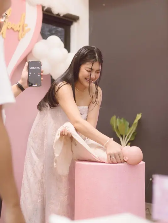 Di usia kandungan yang semakin membesar, Canti Tachril menggelar acara baby shower dengan tema putih pink. [instagram/cantitachril]