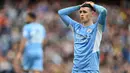 Reaksi gelandang Manchester City, Phil Foden usai Riyad Mahrez gagal mengoper kepadanya saat pertandingan Liga Inggris antara Manchester City dan Liverpool di Etihad Stadium, 10 April 2022. (AFP/Paul Ellis)