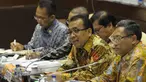 Menteri Sekretaris Negara Pratikno mengikuti rapat dengar pendapat (RDP) bersama Komisi II DPR, di Gedung DPR, Senayan, Jakarta, Senin (2/2/2015). (Liputan6.com/Andrian M Tunay) 