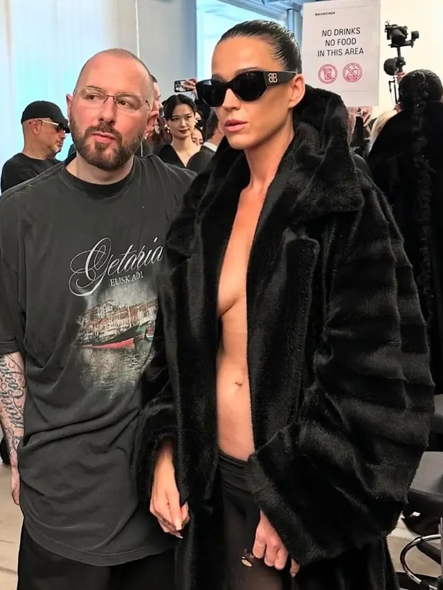 6 Potret Katy Perry Pakai Outfit Berisiko di Paris Fashion Week, Tampil Topless dan Nyaris Ekspos Bekas Jahitan Caesar