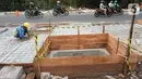 Pekerja mengerjakan proyek revitalisasi trotoar di kawasan Kemang, Jakarta, Kamis (31/10/2019). Revitalisasi trotoar Kemang yang ditargetkan rampung pada November 2019 ini untuk memaksimalkan kenyamanan pejalan kaki dan mendongkrak aktivitas ekonomi di kawasan tersebut. (Liputan6.com/Angga Yuniar)