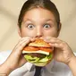 hati-hati, makanan cepat saji tidak hanya membuat seorang anak berisiko gemuk, melainkan juga membuat mereka jadi lemot