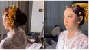 Rambut panjang penyanyi dengan nama lengkap Ni Luh Ketut Mahalini Ayu Raharja ini ditata oleh hair stylish Rury Padwa. Dengan riasan kepala khas wanita Bali membuat tatanan rambut Mahalini yang simpel jadi makin menarik. Bagian depan rambutnya juga terdapat riasan kecil yang terlihat seperti bunga mawar. Anting yang dikenakan Mahalini pun selaras dengan riasan rambut bagian depannya. (Liputan6.com/IG/@rurypadwa)