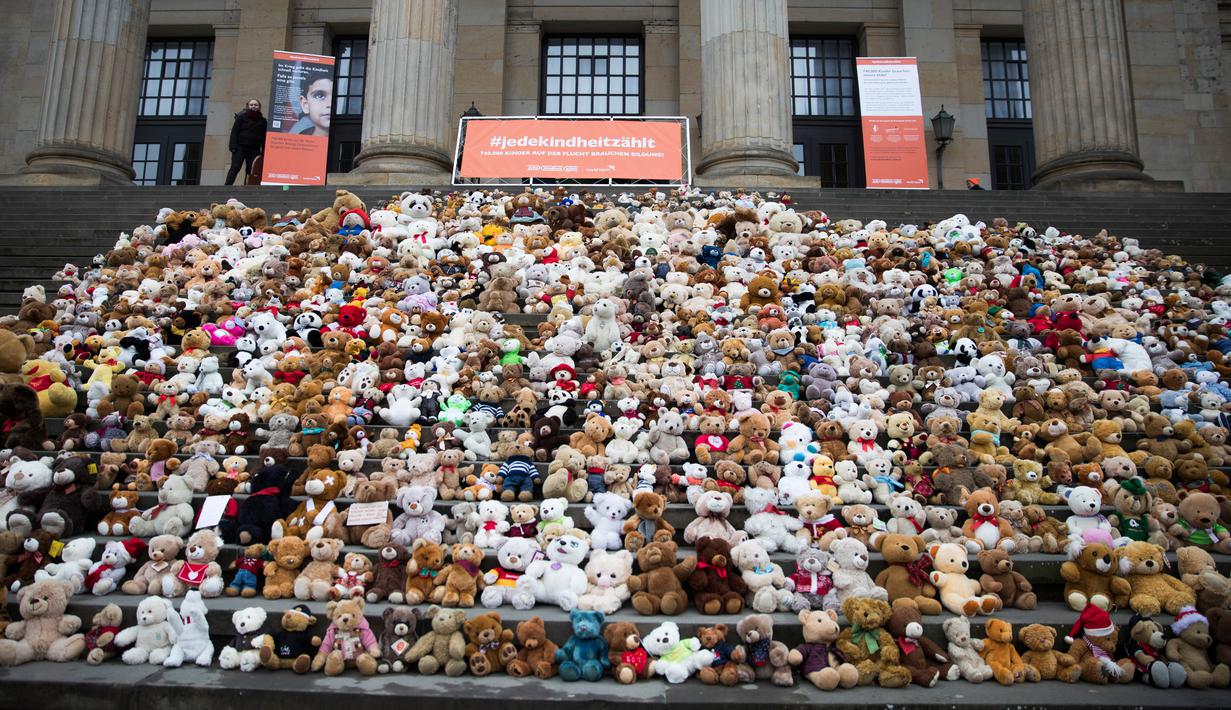 Sebanyak 740 boneka beruang atau Teddy Bears terlihat dipajang di tangga Concert Hall, Berlin, Kamis (15/3). Boneka beruang ini melambangkan 740 ribu anak pengungsi Suriah yang tidak dapat bersekolah. (AFP PHOTO/Odd ANDERSEN)