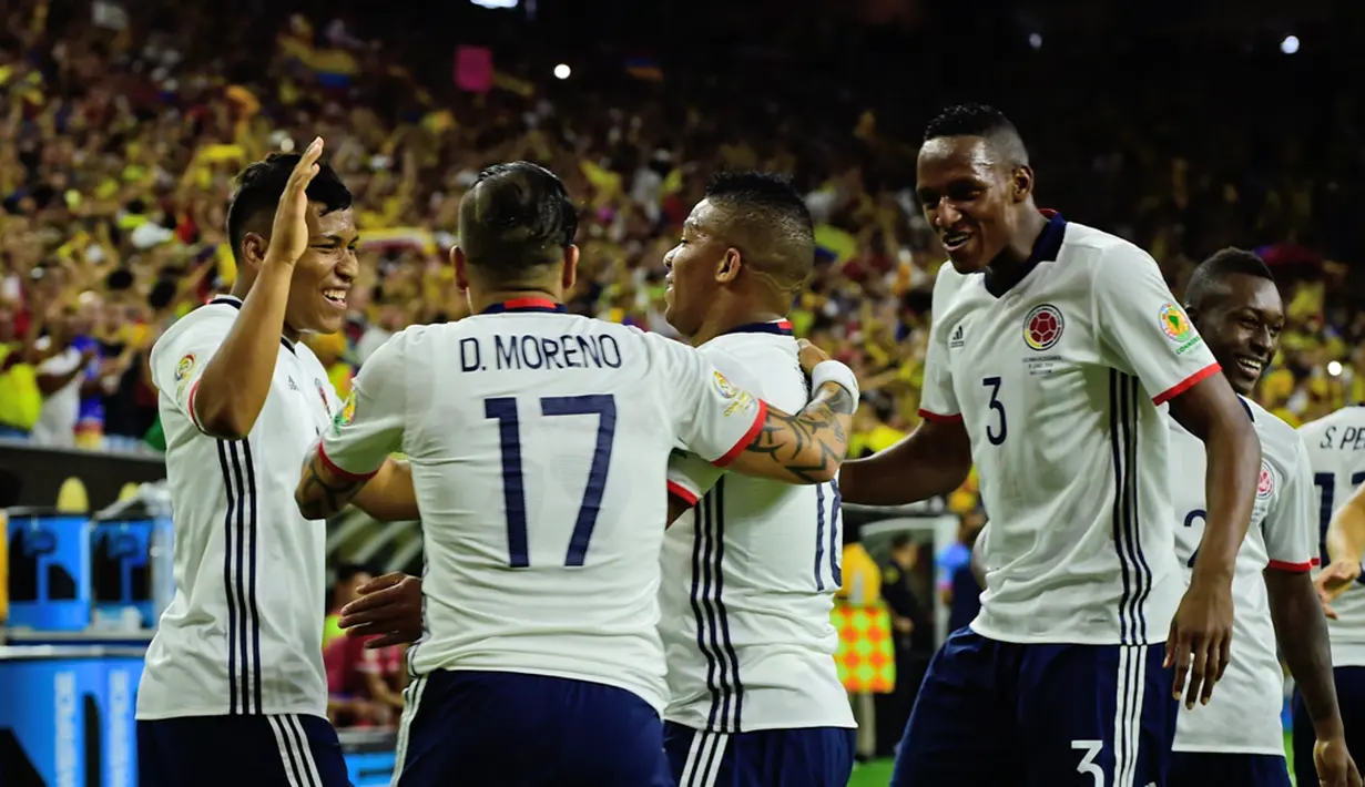 Pemain Kolombia menyambut gol Frank Fabra ke gawang Kosta Rika dalam laga Grup A Copa America Centenario 2016 di Stadion NRG, Houston, AS, Minggu (12/6/2016). (AFP/Alfredo Estrella)