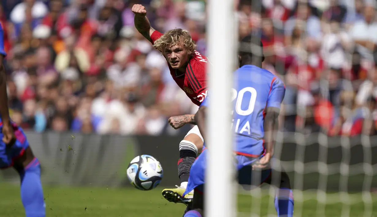 <p>MU baru bisa memecah kebuntuan tiga menit babak kedua berjalan. Van de Beek membobol Lyon lewat bola sepakan voli di kotak penalti, memanfaatkan umpan silang Daniel Gore. Tidak ada gol tercipta setelahnya. (Andrew Milligan/PA via AP)</p>