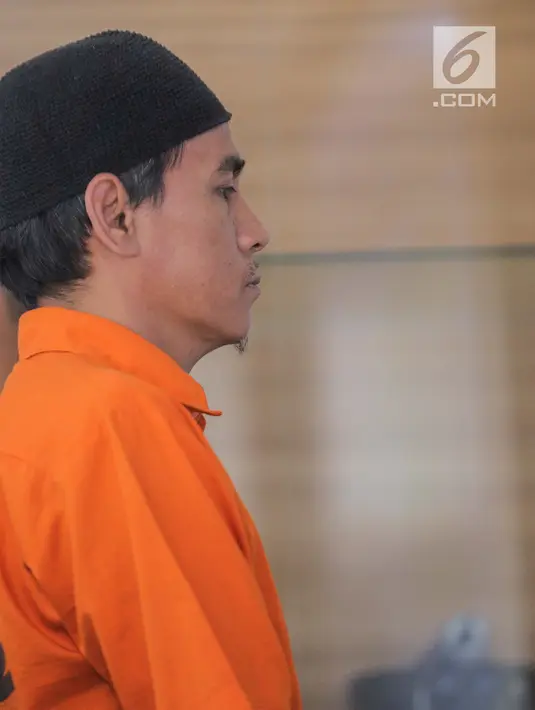 Pelaku dihadirkan saat rilis kasus pemberitaan hoax di Divhumas Mabes Polri, Jakarta, Senin (1/7/2019). Dalam pengungkapan kasus tersebut kepolisian menangkap pelaku penyebar berita hoax dengan akun media sosial bernama /rif_oposite. (Liputan6.com/Faizal Fanani)