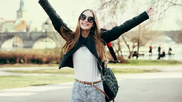 4 Inspirasi Outfit Traveling yang Stylish dan Nyaman, Bikin Penampilan Makin Kece di Jalan