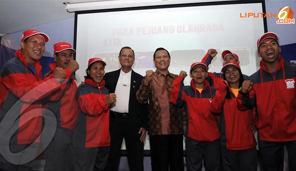 Ketua PABBSI Adang Daradjatun (kelima dari kiri) berfoto bersama dengan sejumlah atlet angkat besi dan angkat berat saat acara pengukuhan dan pelepasan atlet Sea Games Myanmar (Liputan6.com/Helmi Fithriansyah)

