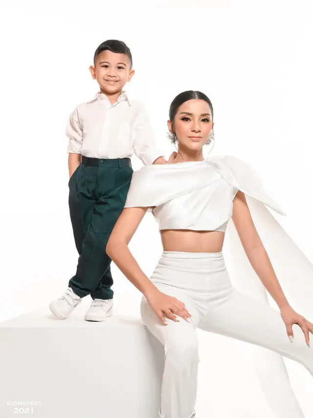 7 Gaya Pemotretan Kirana Larasati dan Sang Anak, Tampil Kompak Pakai Baju Couple