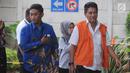 Hakim Pengadilan Negeri Jakarta Selatan, Irwan (kanan) tiba untuk pemeriksaan di Gedung KPK, Jakarta, Jumat (14/12). Irwan  menjalani pemeriksaan perdana sebagai tersangka kasus dugaan suap penanganan perkara perdata di PN Jaksel (Merdeka.com/Dwi Narwoko)