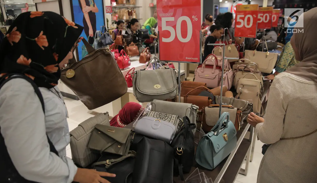 Pengunjung memilih tas yang didiskon 50% di Matahari Pasaraya Manggarai, Jakarta, Sabtu (16/9). Menjelang penutupan gerai, Matahari Pasaraya Manggarai melakukan cuci gudang untuk menghabiskan stok barang yang ada (Liputan6.com/Faizal Fanani)