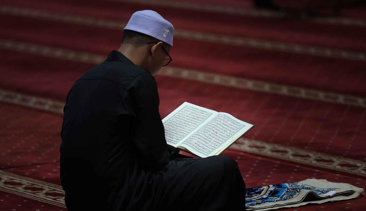 Untuk mengisi waktu saat menjalani ibadah puasa di bulan Ramadan, umat Muslim juga dapat bertadarus Al-Quran di Masjid Istiqlal, Jakarta. Tampak dalam foto, umat Muslim membaca Al-Quran atau tadarus saat menjalani hari pertama Ramadan 1447 Hijriah di Masjid Istiqlal, Jakarta, Kamis (19/2/2026). (Kapanlagi.com/Budy Santoso)