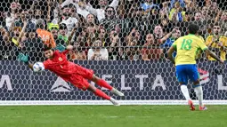 Pemain Brasil, Douglas Luiz gagal (kanan) mencetak gol ke gawang Uruguay pada babak adu penalti laga perempat final Copa America 2024 di Allegiant Stadium, Las Vegas, Nevada, Minggu (07/07/2024) WIB. (AFP/Frederix J. Brown)