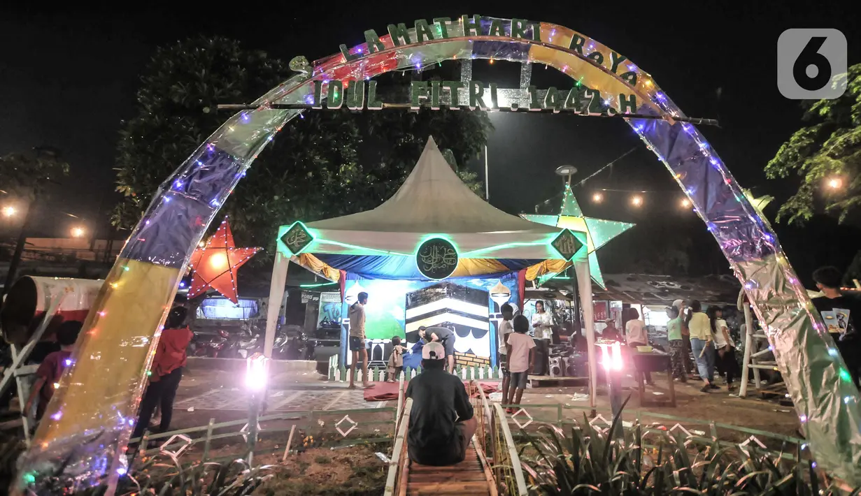 Suasana malam takbiran Idul Fitri di kawasan Manggarai, Jakarta, Rabu (13/5/2021). Tradisi merayakan malam takbiran dengan memainkan bedug dan membuat hiasan bernuansa Islam masih terlihat di pinggiran Ibu Kota meski berada di tengah pandemi Covid-19. (merdeka.com/Iqbal S. Nugroho)