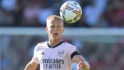 Oleksandr Zinchenko. Bek kiri Ukraina berusia berusia 25 tahun yang sejak awal musim 2022/2023 memperkuat Arsenal usai didatangkan dari Manchester City ini kini tercatat memiliki nilai pasar senilai 32 juta euro atau setara Rp493 miliar sejak 15 September 2022. Nilai pasarnya saat ini merupakan yang tertinggi sepanjang kariernya. Musim ini ia telah tampil dalam 6 laga di semua ajang dengan torehan 1 assist. (AFP/Glyn Kirk)