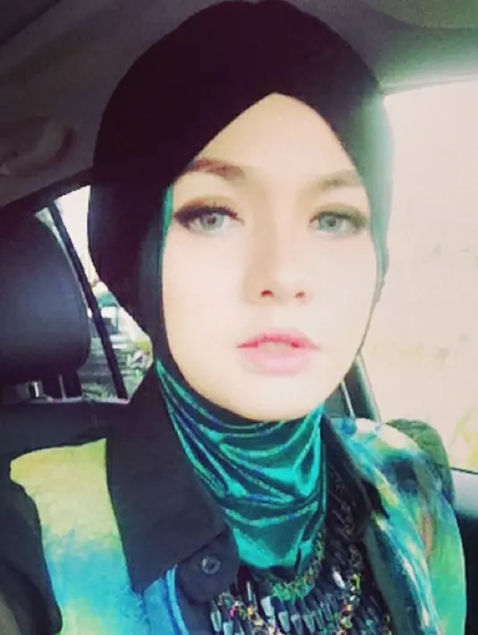 Vicky Shu tampil bersahaja dengan hijab hitam yang dipadu dengan busana hijau bercahaya. (Instagram.com/Vickyshu)